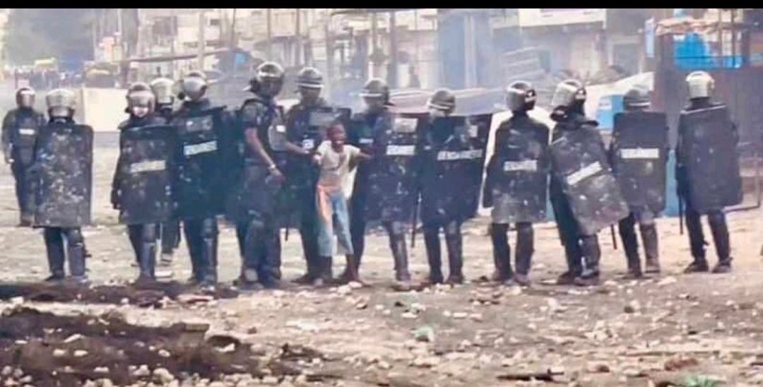 ibou_001's tweet photo. 📌🚨The family of the child used as a human shield by the FDS say they have received threats from the Senegalese authorities

📌🚨La famille de l’enfant pris comme bouclier humain par les FDS dit avoir reçu des menaces de la part des autorités sénégalaises.
#FreeSenegal
#MackyDemissionne