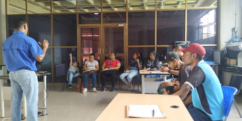 Continúa en <a href="/Yar23Fp/">Infocentro Felix Pifano YARACUY</a> curso de "Mantenimiento de Computadoras" impartido por el <a href="/Incesocialista/">Inces</a> a personal de @iyaracuy buscamos masificar el conocimiento TIC al Poder Popular..

#NuevaGeometríaPluripolar 
¡Vamos!
<a href="/Gabrielasjr/">Gabriela Jiménez</a>
@Larosainfove
<a href="/ICEYaracuy/">ICEY</a>
@Mincyt_Ve