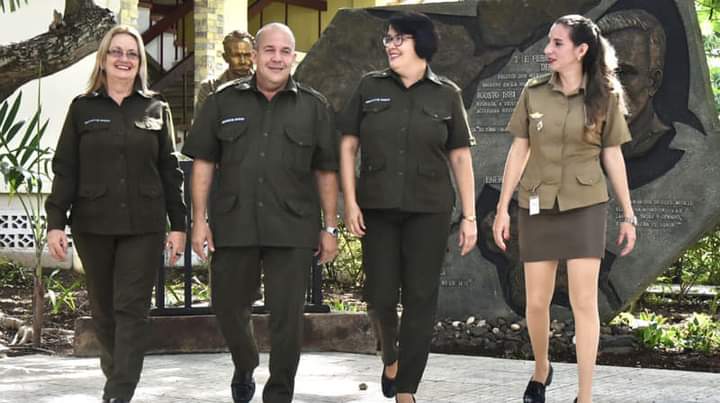 🇨🇺En ellos está la seguridad y tranquilidad de nuestro pueblo.
Feliz aniversario 62 del Ministerio del Interior.
#ComercioCuba 
#Cuba 
#MejorEsPosible 
#CubaViveEnSuHistoria 
<a href="/BetsyDazVelzqu2/">Betsy Díaz Velázquez</a> 
<a href="/SElozegui/">Santiago Secada Elozegui</a> 
<a href="/KaterineHabana/">Katerine Habana Habana</a>