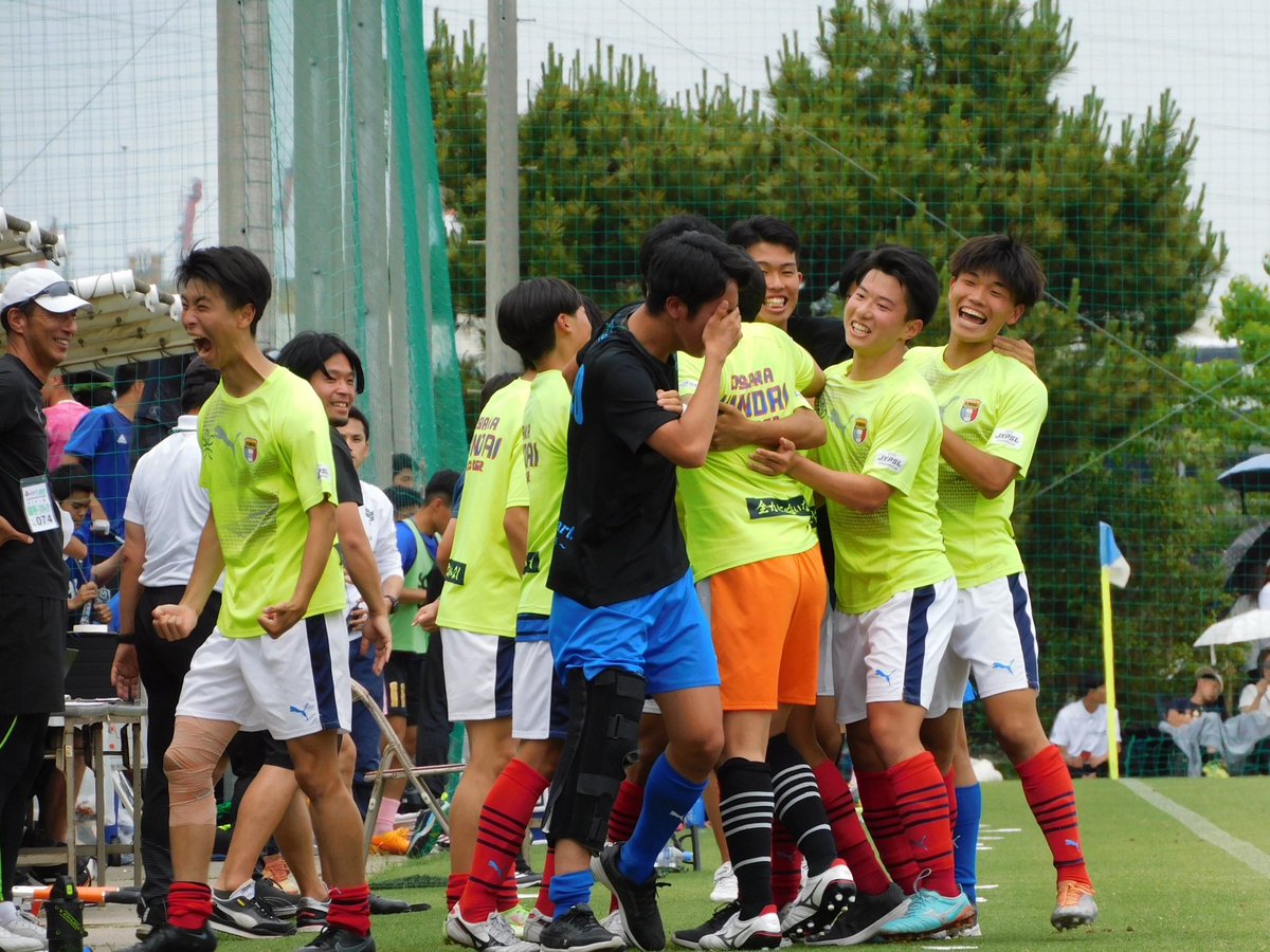 Kinsyuukai1's tweet photo. キャプテンの涙 
廣谷 郁海MF（宇治FC）
怪我して手術して、自分が前面に出て頑張りたいところを裏方に徹する姿。
これが心に響かない人がいるかい？
さあ行こう！旋風を巻き起こそう！
キャプテンをインターハイに連れて行こうじゃないか！
#近畿大学附属高校サッカー部
#近大附属
#近大附 
#近畿大学 https://t.co/fupNVJQqHg