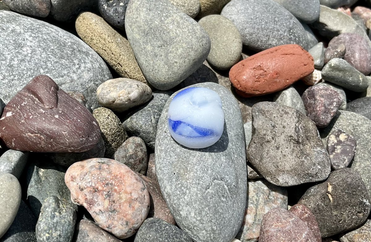 Despite recovering only a fraction of this cute little marble it showcases three very different scenes! 🌊🥀👁️‍🗨️
Do you see them? 💙
#beachcombing #seaglass #mermaidstears #beautiful #mudlarking #visitcapebreton #visitnovascotia #seamarble #beachglass