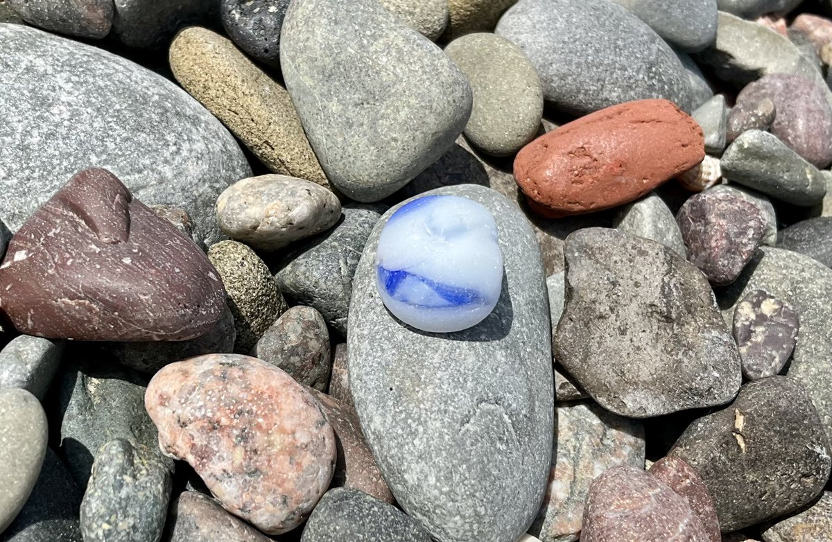 CapebretonGlass's tweet photo. Despite recovering only a fraction of this cute little marble it showcases three very different scenes! 🌊🥀👁️🗨️
Do you see them? 💙
#beachcombing #seaglass #mermaidstears #beautiful #mudlarking #visitcapebreton #visitnovascotia #seamarble #beachglass https://t.co/qaVpwbHsva