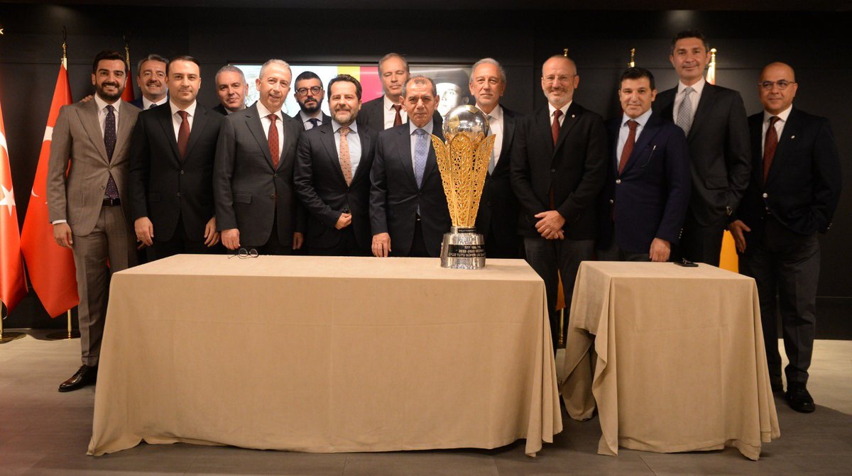 Dursun Özbek liderliğinde gelen 23. Şampiyonluk tüm Galatasaraylılara verilen en büyük armağan. Teşekkürler Başkanım. #GS23