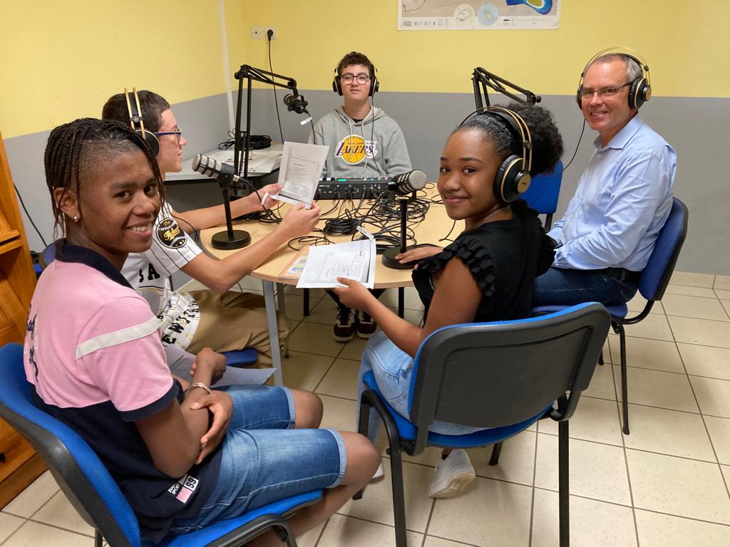 Quelle énergie ! C est à Petite Île sur l'île de la Réunion. Les collegiens de Joseph Suacot questionnent leur quotidien et leur territoire. L'insularité quand on est adolescent. <a href="/InterClass_/">InterClass'</a> en Outre Mer à écouter sur <a href="/franceinter/">France Inter</a> cet été et sur <a href="/reunionla1ere/">Réunion la 1ère</a>. Bravo !