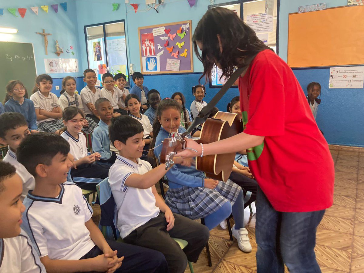 csanalfonso's tweet image. We had a great English 🇬🇧 day this morning! We learnt, 🙂 danced and sang 🎤 a lot. Thank you @TheImprovingCo for making it possible! 

#EnglishImmersion 
#ColegiosHHCC