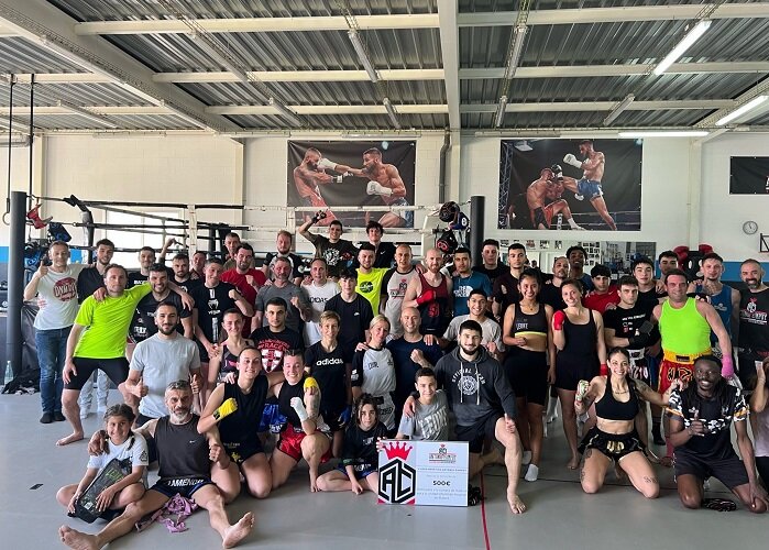 El mataroní Antonio Campoy, lluitador professional de kick boxing, ha fet una donació de 500 euros a la Unitat Pediàtrica de l'Hospital de Mataró, després d'un curs benèfic practicat al seu gimnàs ✅🔥👇🏥🥊

#Mataró #salut #pediatria <a href="/CSdMaresme/">Consorci Sanitari del Maresme</a>