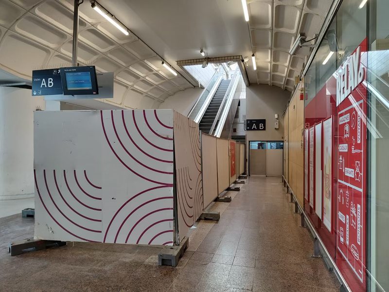 🚧 Du nouveau dans votre #GaredeLyonPartDieu! 
Depuis ce matin l’accès aux voies A et B 🚉 se fait via le nouvel escalier mécanique côté sud ou par les escaliers centraux. Les escaliers côté nord seront à nouveau accessibles après le démontage de l’ancien escalier mécanique.