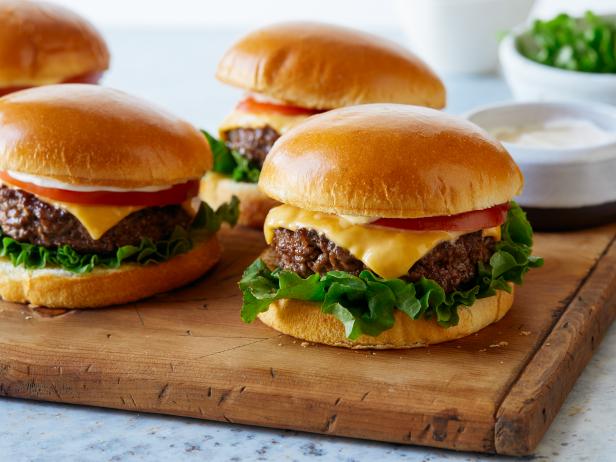 Craving a hamburger? Try this easy-to-make classic #recipe. #foodinspiration  cpix.me/a/171084066