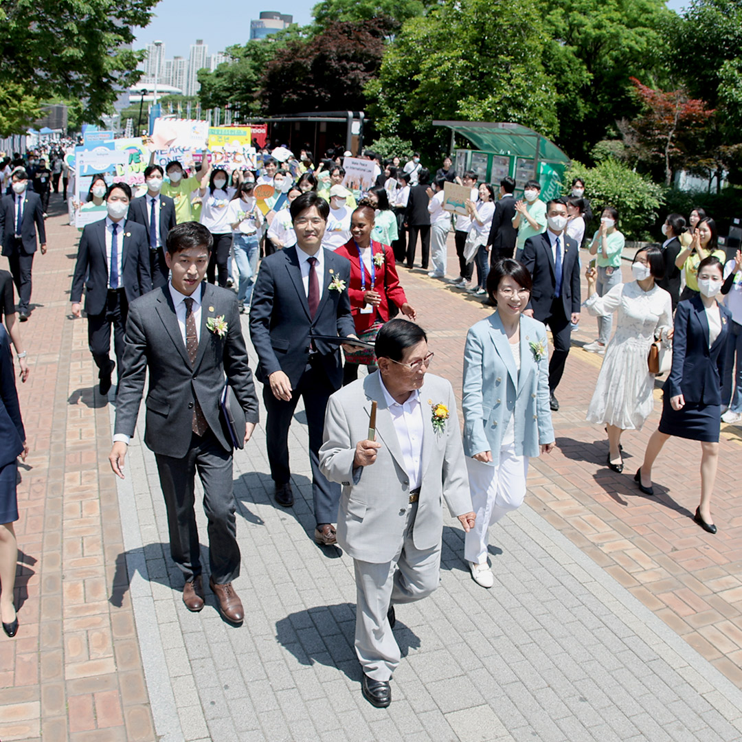 歩みを共にしよう！PEACE（ピース）！🌎

平和のために一緒に歩もう。

一人ではできないけれど、
「私たち」は世界を変えることができます。

一個人では世界を変えることはできなくても、
「私たち」ならできます。 

#HWPL #世界平和宣言文
#525平和ウォーキング