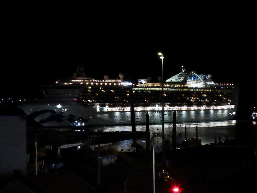 Grand Princess Docks at Queens Wharf in Auckland, NZ 

We sat on the balcony at our Airbnb & watched as the #GrandPrincess docked at #QueensWharf #NewZealand !  #WordyExplorers #nz #auckland #transpacific #CruiseVacation  Are We There Yet? The Wordy Explorers postcards_twitt…