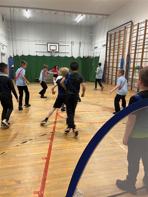 greenriggps1's tweet photo. Well done to our awesome Sports Leaders who led another great session today at lunchtime for our P4 learners! Today we were focusing on football skills #sports #sportscommittee https://t.co/YXiBcuRdRZ