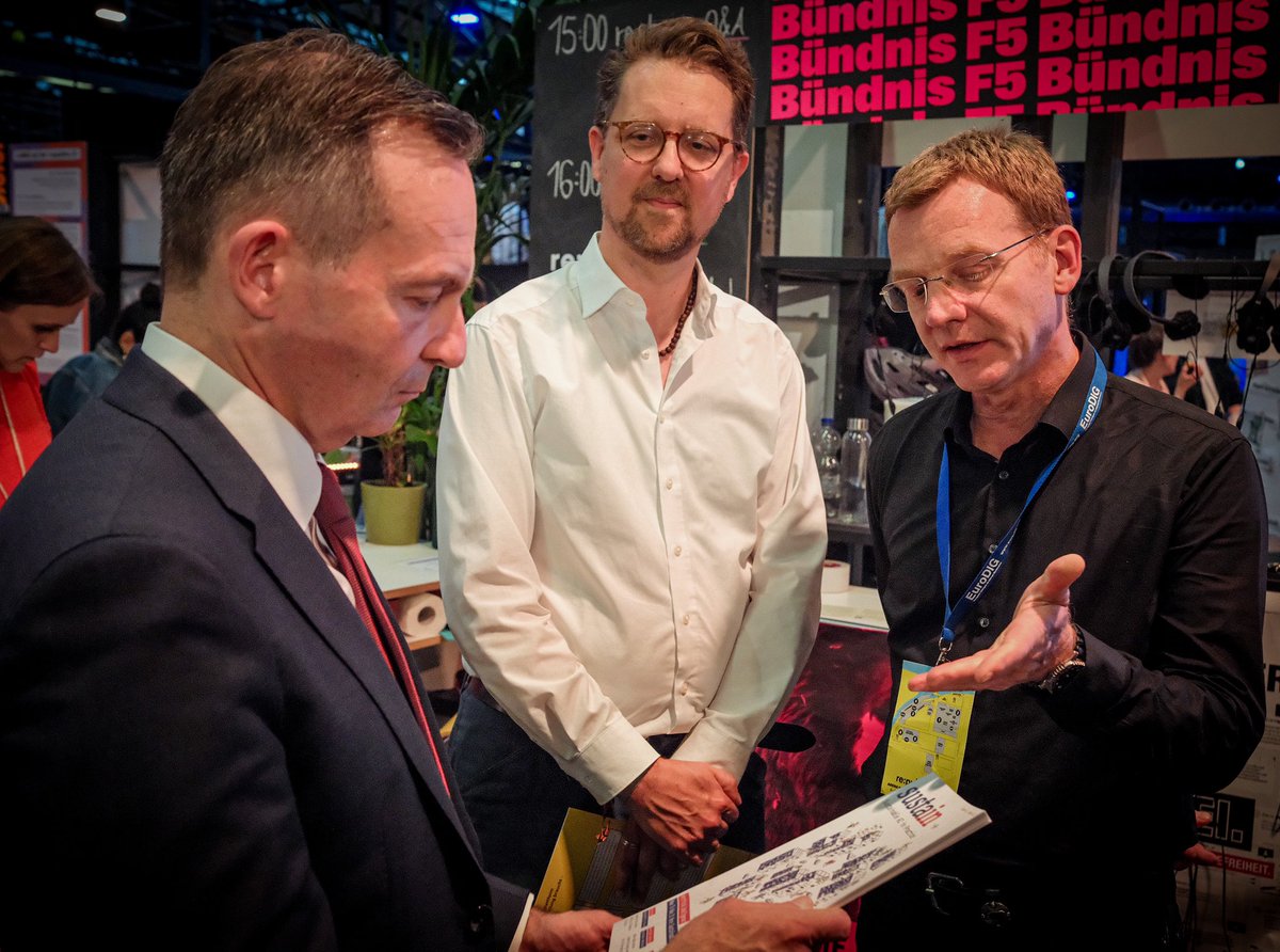 Volker <a href="/Wissing/">Volker Wissing</a> zu Besuch am F5-Stand: Wir haben ein Gespräch über die Bedeutung einer nachhaltigen KI geführt. <a href="/spielkamp/">Matthias Spielkamp</a> betont, dass wir den Ressourcenverbrauch &amp; die Arbeitsbedingungen von #KI nicht aus dem Blick verlieren dürfen. #rp23 Dazu ⬇️ 
algorithmwatch.org/de/sustain/