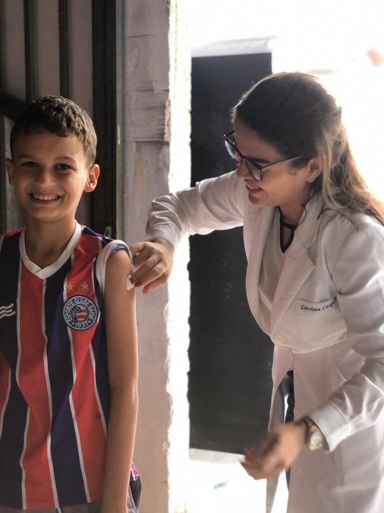 Na mesma foto duas ótimas ações: Torcer Bahia e vacinar-se!!!