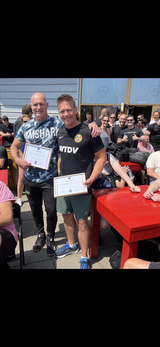 Twee Rotterdamse #politie kanjers ontvangen tijdens teamdag van BT Maas en Rotte een blauw hart, oa vanwege hun ‘hart’ voor hun collega’s maar zeer zeker ook voor hun inzet voor de Rotterdamse samenleving. Toppers!Verdiende waardering voor hun mooie werk. wep.nu