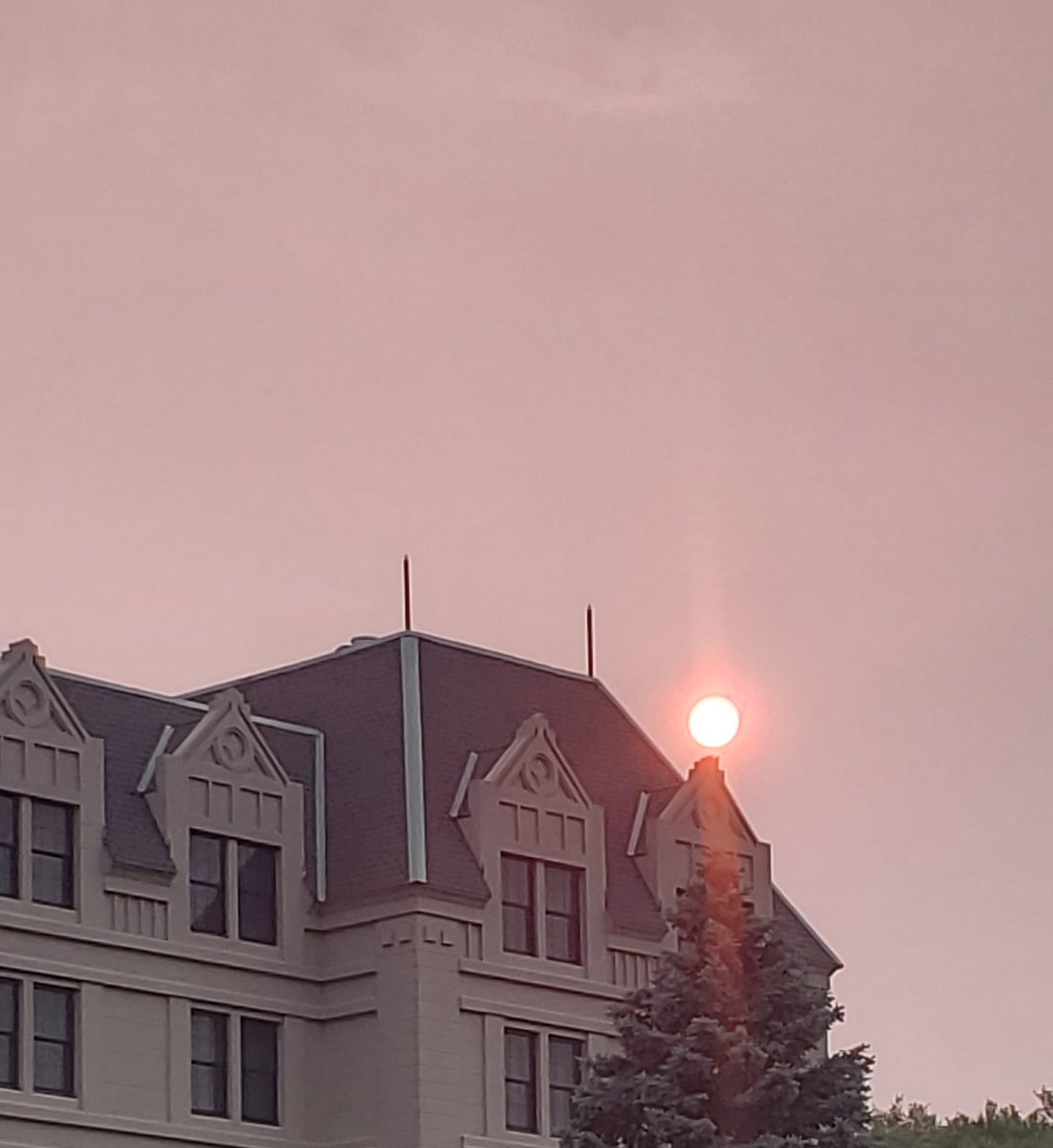 Catch this morning's eerie #sunrise in the #HudsonValley? Or was it #Tatooine?
#VisitHudsonValley #VisitTatooine #hudsonvalleysunrise #newyorksunrise #tatooinesunrise #haze #hazysunrise #wildfires #canadianwildfires #explorerockland #iloveny #TheChateauInTheCountryNearTheCity