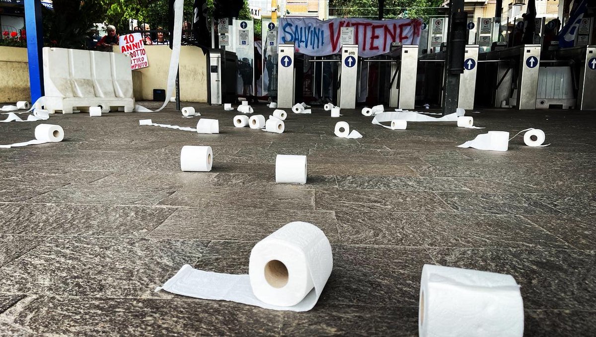 L'accoglienza a #Salvini a #Messina: una campata di morbidezza.

#Noponte #PontesulloStretto