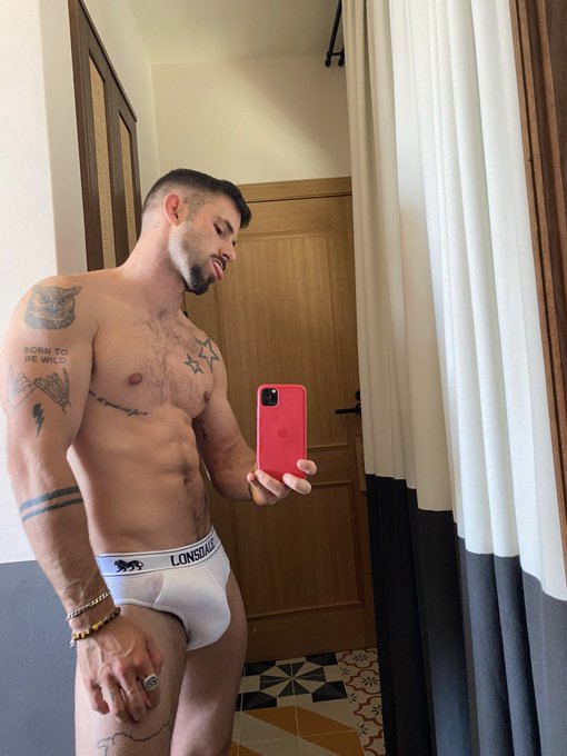 White underwear or color ones ? ?✨ https://t.co/9AfhfUcykC