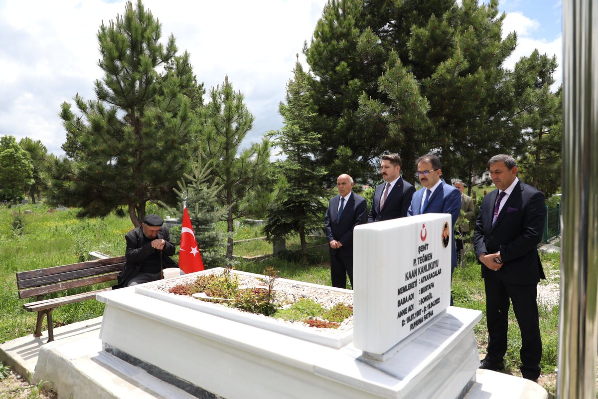 CankiriValiligi's tweet photo. Valimiz @AbdullahAyaz78, Atkaracalar Kaymakamı @zubeyiryldrm_, Belediye Başkanı Harun Oflaz ve beraberindekiler Pençe-Kilit Operasyonunda şehit olan Şehit P.Teğmen Kaan Kanlıkuyu'nun kabrini ziyaret ederek dua ettiler

Ziyarette şehidimizin dedesi Ahmet Kanlıkuyu da hazır bulundu https://t.co/fxNPBKKIFA