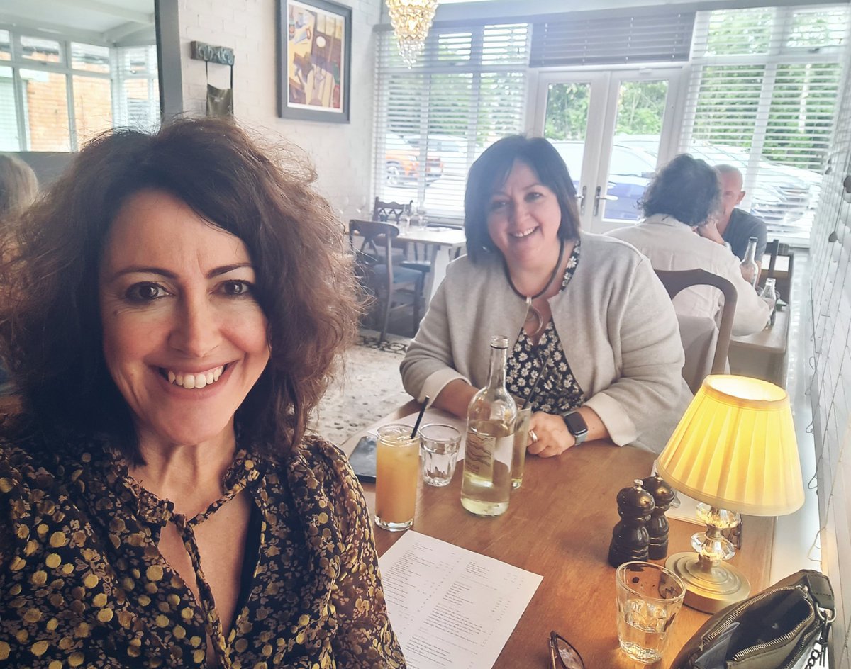 Con la reina de la paella en botella <a href="/SabordeAmorBea/">Sabor de Amor</a> en un pub del condado de Cheshire, celebrando el encuentro, tal como dijimos en el minuto 59:40 de Cosmópolis:
go.ivoox.com/rf/108502588
#loprometidoesdeuda