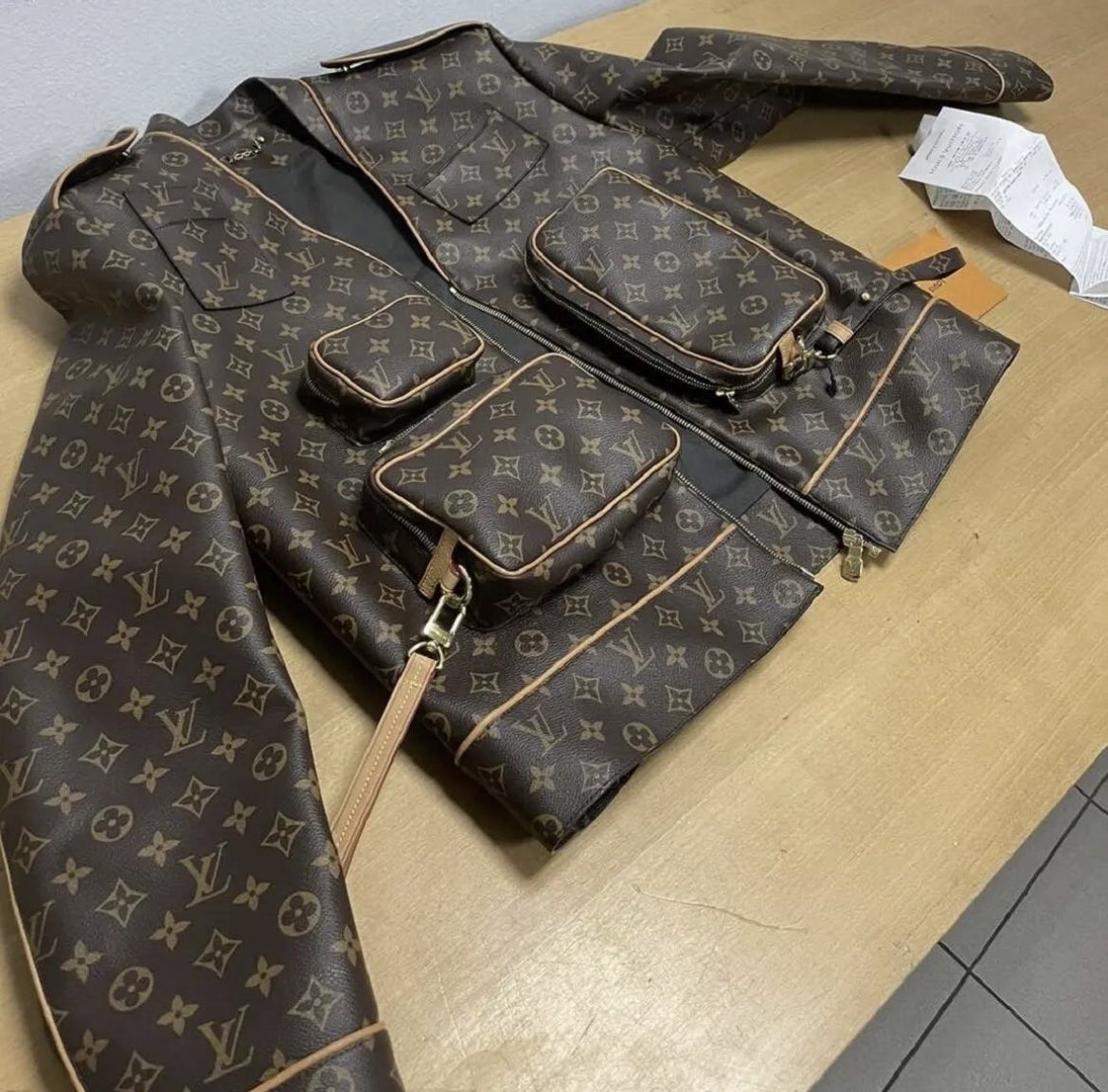 Lik kome su oduzeli ovu jaknu na Horgosu treba da zahvali narodnoj miliciji i carinicima sto su ga spasili blamiranja.