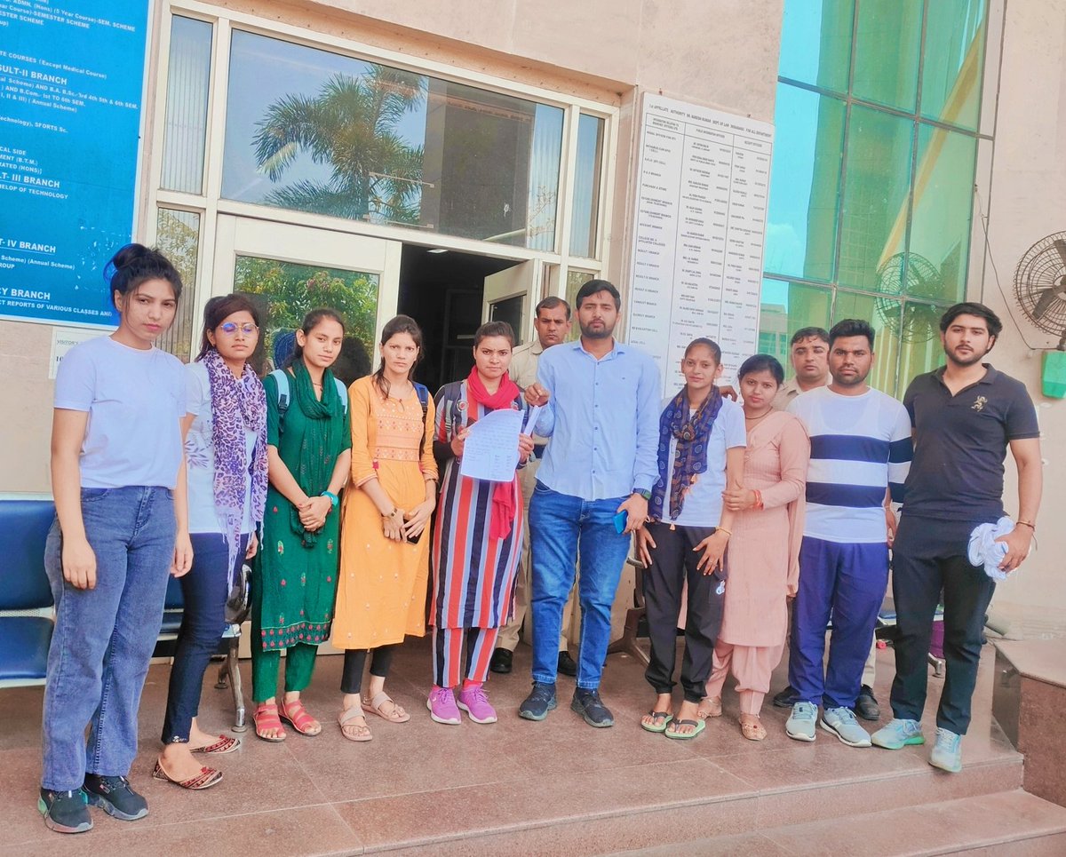 Deepakdhankhr's tweet photo. #cyss_haryana
MDU की लापरवाही, डिस्टेंस BA 3rd sem री के रोल नंबर नहीं दिये ,कहा परीक्षा देने के लिए जंगह नही  ,परीक्षा नियंत्रक से मिलकर विद्यार्थियों के दिलवाए rollno - @Deepakdhankhr 
@ArvindKejriwal @DrSushilKrGupta @anuragdhanda @AapKaGopalRai @cyssnational @SandeepPathak04 https://t.co/LhsSuEdWky