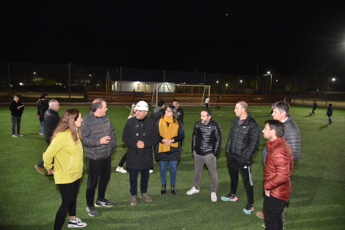 Cumplimos el compromiso de iluminar la cancha de fútbol sintético del barrio Rincón de Emilio. 

<a href="/CalfNeuquen/">CALFNeuquen</a> colocó 8 reflectores LED, 8 postes y un tendido de línea de 150 metros.

#calf #led #futbol #rincondeemilio