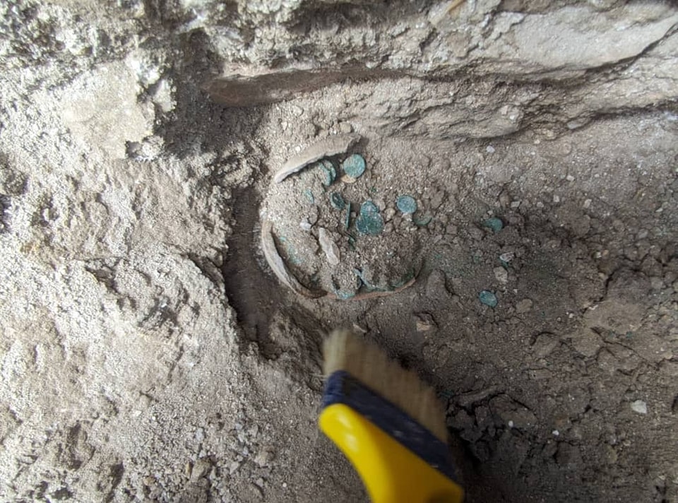 maelassal's tweet photo. Un trésor numismatique de 1140 pièces de monnaie, a été découvert sur le site archéologique de #Madaure, commune de M'Daourouch, dans la wilaya de #Souk_Ahras (antique Thagaste).
Madaure : 06.06.2023 🇩🇿
#الجزائر
#Algeria
#Algérie https://t.co/WAIY9xHU8b
