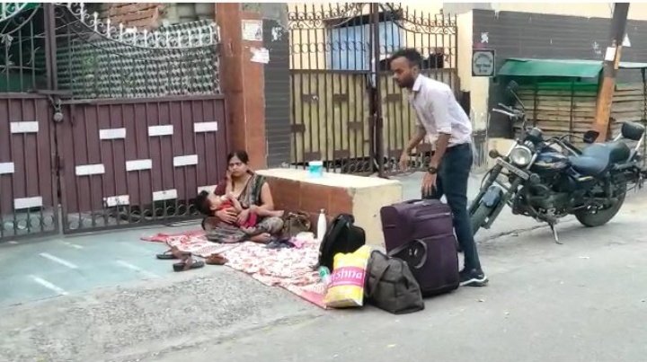 #Ghaziabad: ससुराल के बाहर बच्चे को लेकर धरने पर बैठी विवाहिता, पति ने 3 महीने पहले आगरा मायके में छोड़ा था।
विजयनगर के प्रताप विहार जी ब्लॉक का मामला। 
<a href="/Uppolice/">UP POLICE</a> <a href="/ghaziabadpolice/">POLICE COMMISSIONERATE GHAZIABAD</a>