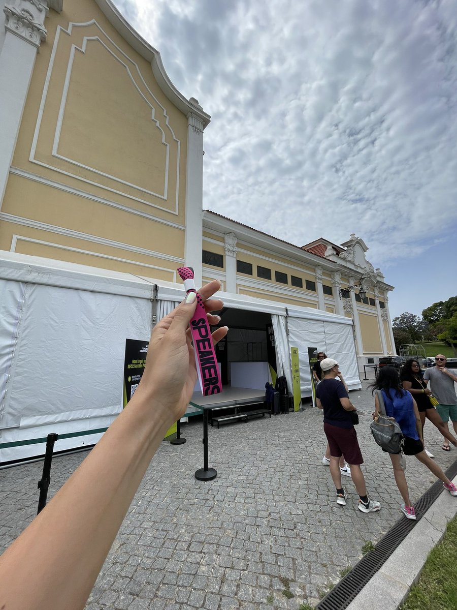 Caroline J. tweet media