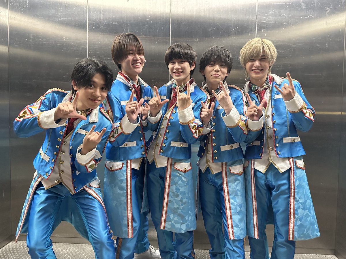 Their princely blue outfits making up for the grey late spring skies outside, the boys of #LilKansai are all smiles as they start their three days of #SpringParadise2023 shows; featuring solo numbers, original songs, and plenty of tributes to their seniors!

#JohnnysUpClose