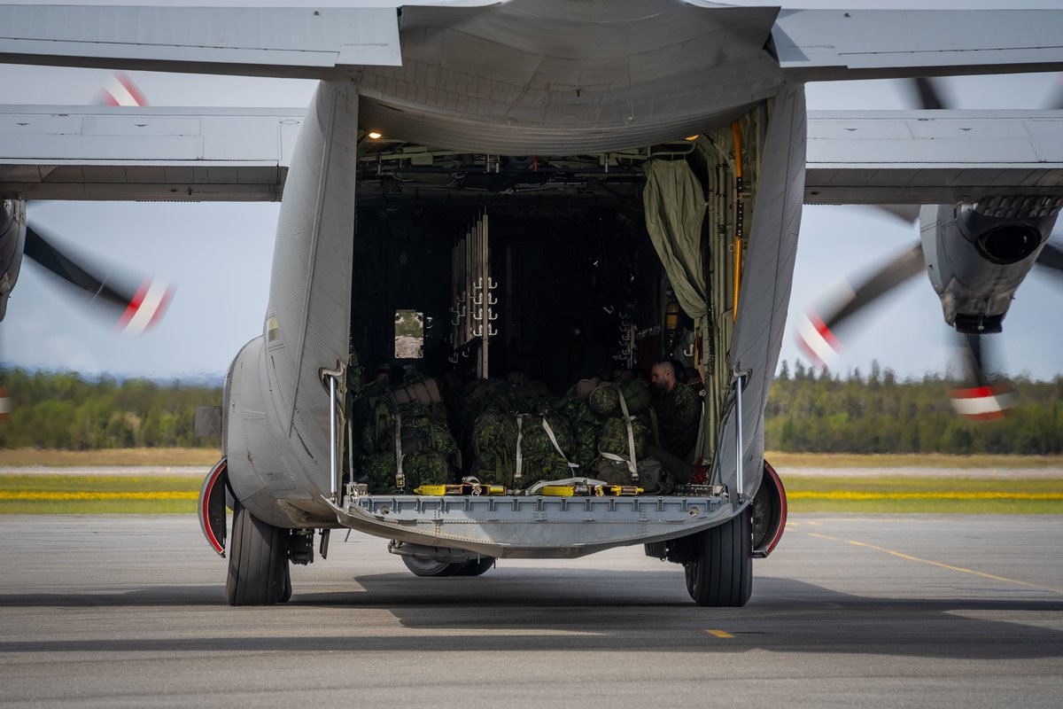 #FeuxDeForêts

Des militaires chargent de la nourriture et du matériel dans un aéronef CC‑130J Hercules des FAC à destination du territoire de la Minganie pendant l’ #OpLENTUS à Sept-Îles, au Québec, le 5 juin 2023.
📸: par l’enseigne de vaisseau de 1re classe Émile Bélanger