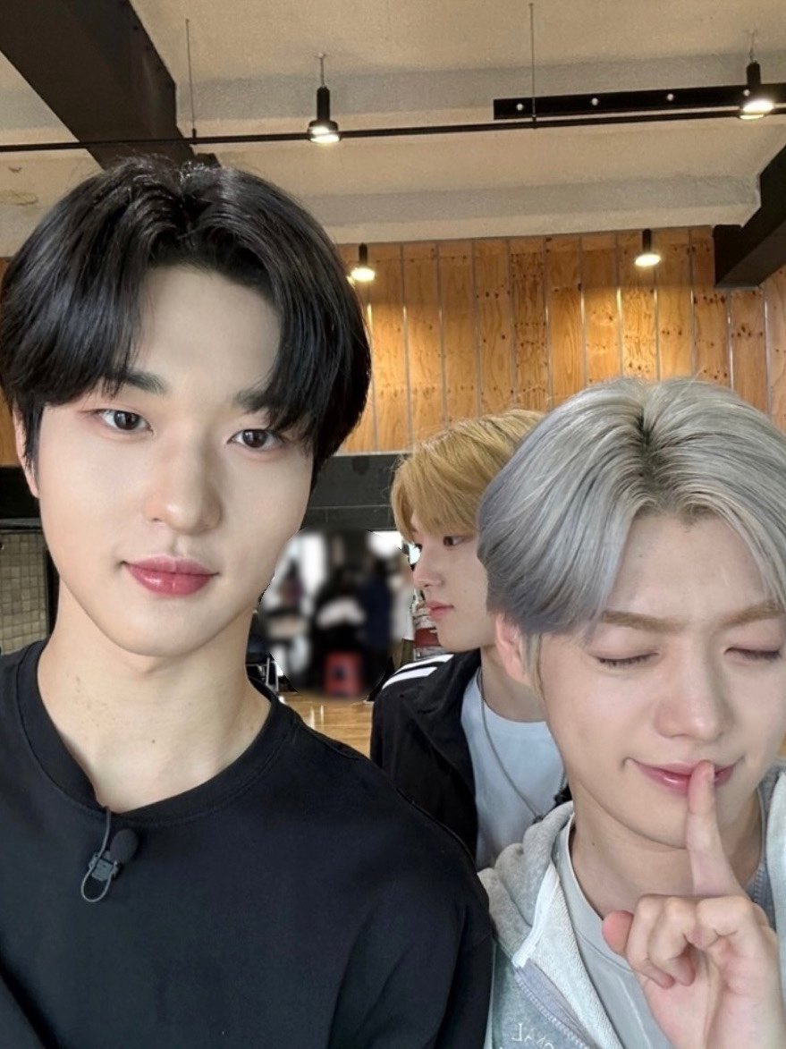 fantasyboys_'s tweet photo. 우석은 같이 데뷔하고 싶다고 말해주는 귀여운 동생입니다💕💕 같이 일본 콘서트를 위한 일본어를 연습하고 있었는데... 뒤에서 이상한 사람이 와서 열심히 가렸는데도 손을 핥아왔어요.😫😫

#소년판타지 #FANTASYBOYS
#유우마 #YUMA https://t.co/7CTZEVJ5TV