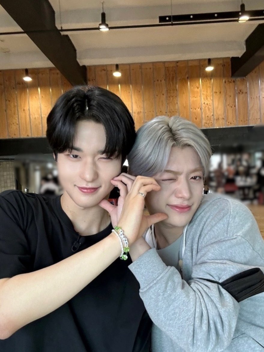 fantasyboys_'s tweet photo. 우석은 같이 데뷔하고 싶다고 말해주는 귀여운 동생입니다💕💕 같이 일본 콘서트를 위한 일본어를 연습하고 있었는데... 뒤에서 이상한 사람이 와서 열심히 가렸는데도 손을 핥아왔어요.😫😫

#소년판타지 #FANTASYBOYS
#유우마 #YUMA https://t.co/7CTZEVJ5TV
