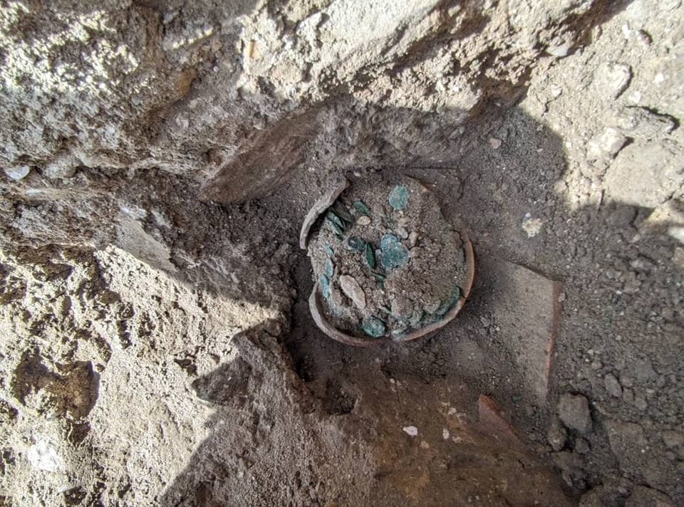 maelassal's tweet photo. Un trésor numismatique de 1140 pièces de monnaie, a été découvert sur le site archéologique de #Madaure, commune de M'Daourouch, dans la wilaya de #Souk_Ahras (antique Thagaste).
Madaure : 06.06.2023 🇩🇿
#الجزائر
#Algeria
#Algérie https://t.co/WAIY9xHU8b