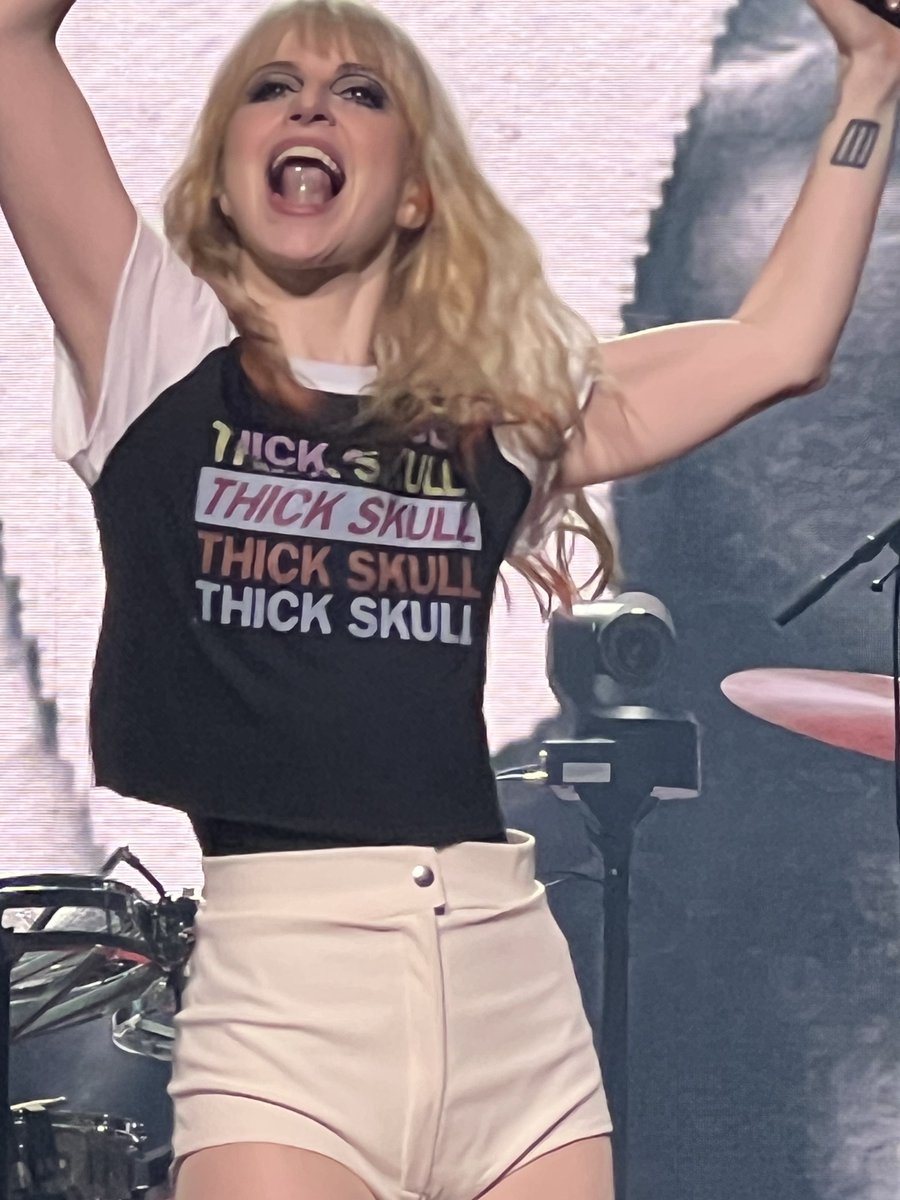 createdthsworld's tweet photo. paramore last night β€οΈ girlie was wearing a thick skull shirt for the encore π #paramoreIndy https://t.co/6xnC1aJpoK