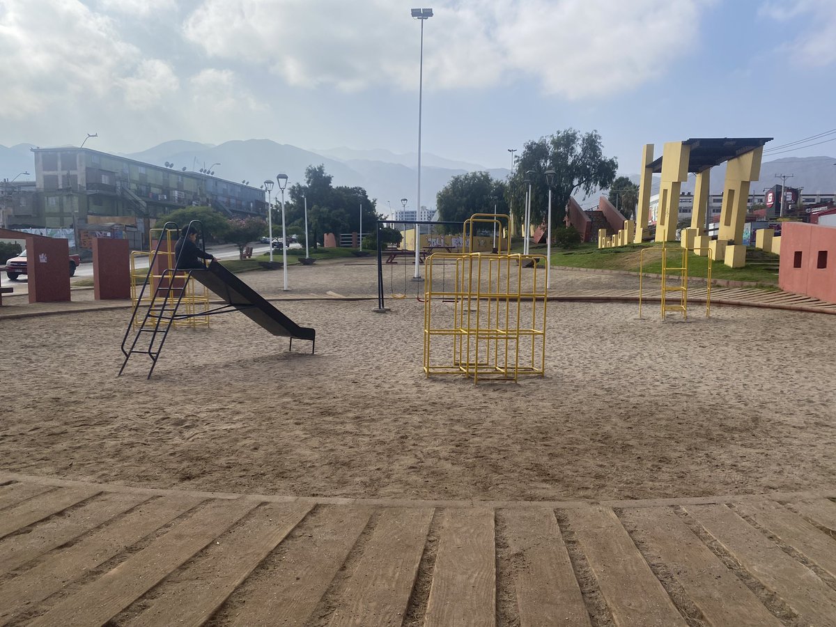 MarionLabrin's tweet image. Ya pue un mejoramiento al área de juegos en plaza Nicolás tirado #antofagasta