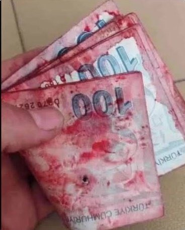 Bu cenazesi bulunan kadının,
belkide borsada yatırımları vardı.
Siz borsayı kapatmayarak bu insanların enkaz altından çıkıp işlem yapmasını beklediniz .

Ve deprem olduğu gün borsa KAPATILMADI !! 
Tüm bu enkaz altında ki insanların borsada ki malları yağmalandı,sessizce izlediniz