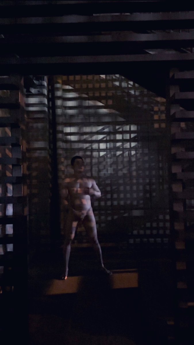 看到路边有个停车场忍不住脱了，闻了rush忘我的打了个飞机，结果射的时候发现隔壁小区的保安静悄悄的在隔栏观看！！羞耻的穿衣服跑掉了😂。#暴露 #天体 #野裸 #全裸 #露出 PS：收获了一张表情无辜但结合起来又很欲的原片嘻嘻。