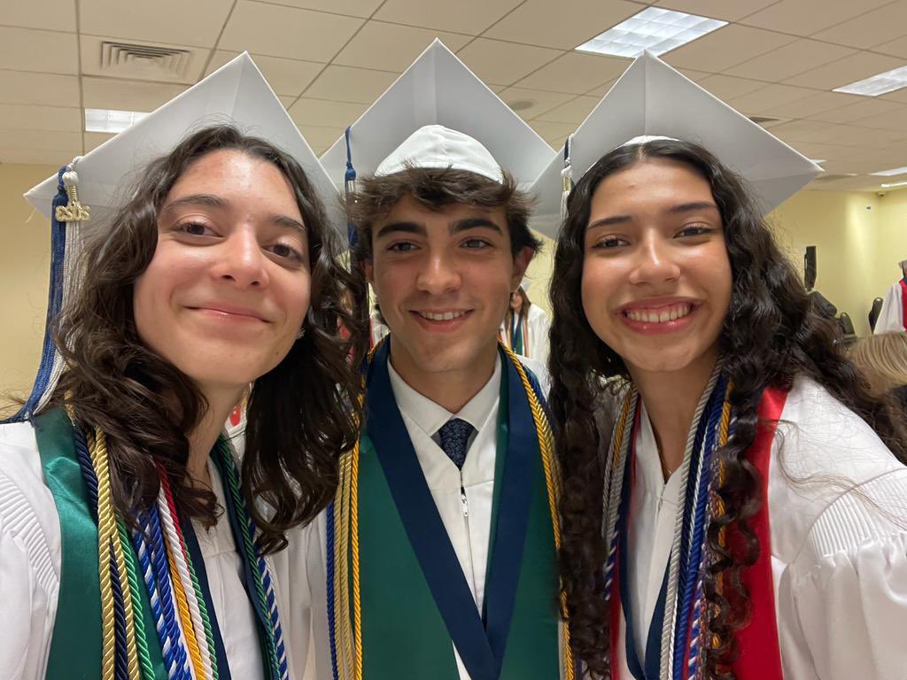 CONGRATULATIONS to the CLASS of 2023 🎓. @mdcps @miamimagnets @MjLewis13 @MDCPSCentral @MDCPSBilingual #MDCPSGRAD #classof2023 @MariTereMDCPS