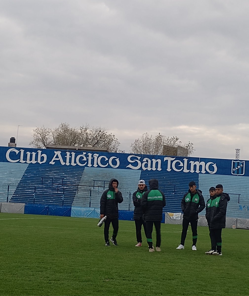 《#SanTelmo vs #Ferro 》

Los pibes reconocen el campo de juego. A las 13hs #JuegaFerro por la #Fecha8 de #Reserva de la #PrimeraNacional.