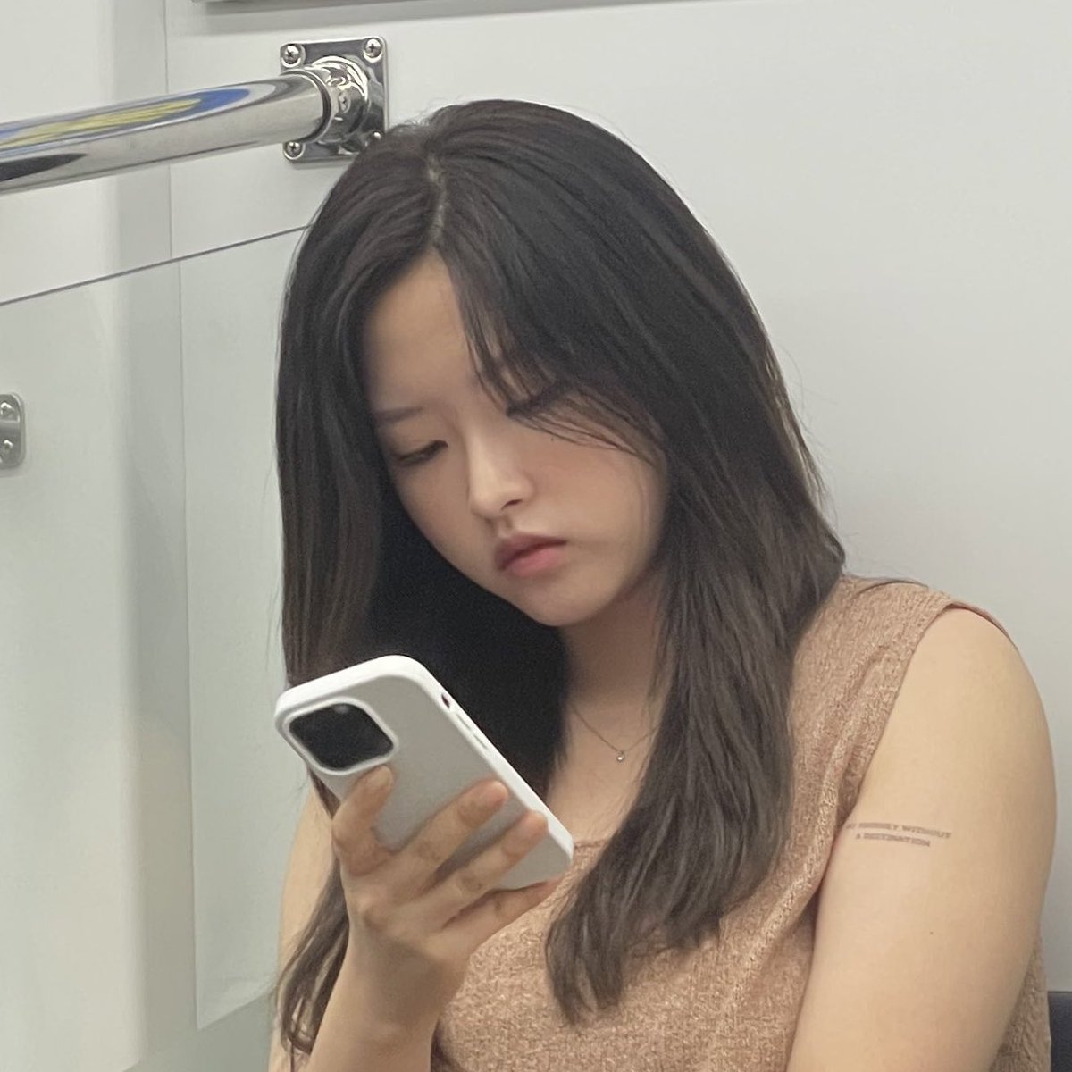 아니 셀카랑 목격짤이랑 표정이 똑같아서 너무 웃겨 특히 저 ㅅ입