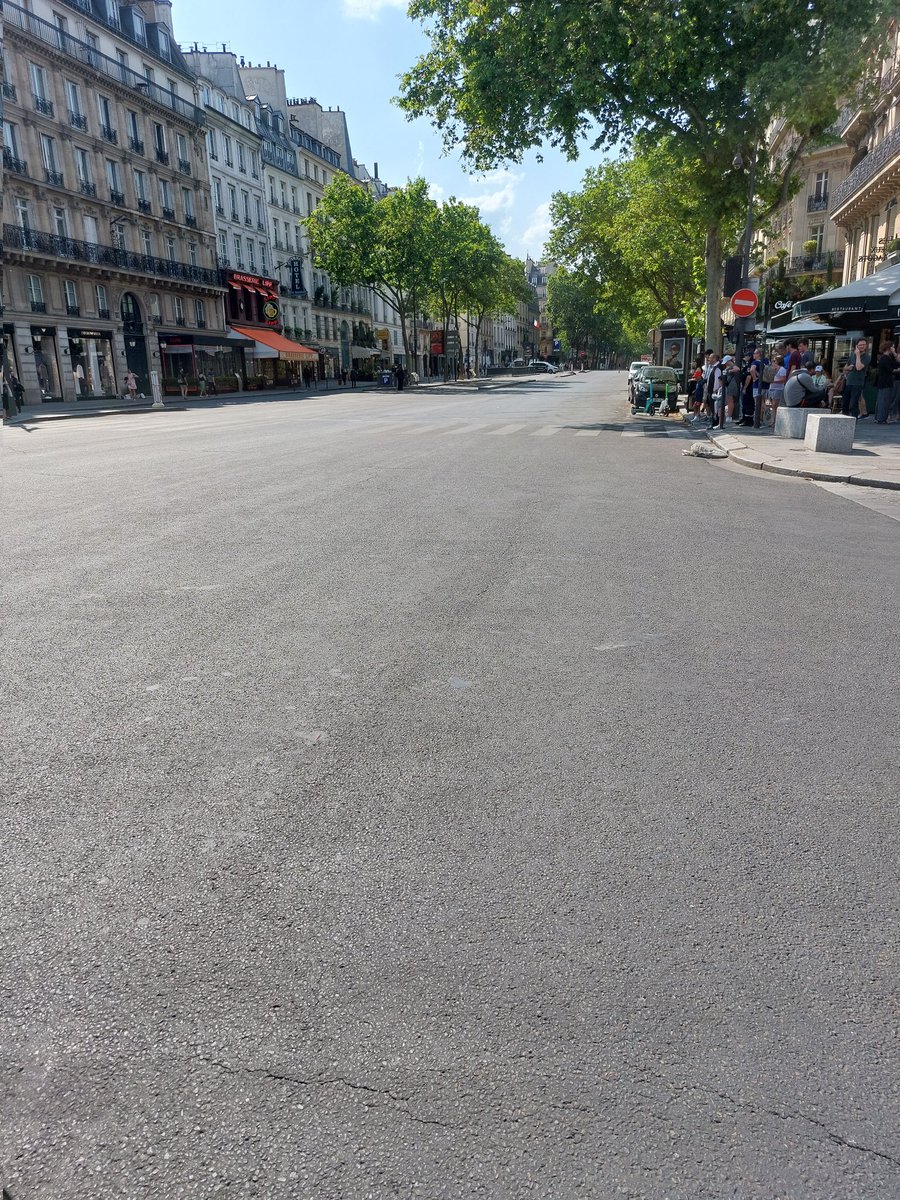 Paris. Boulevard Saint Germain 16h47. La manifestation #6Juin2023 bat son plein. Voilà 
Street journaliste comme #Lanot