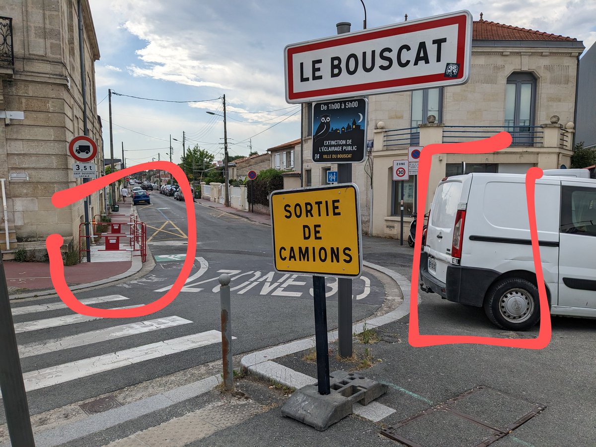 Faut m'expliquer... Comment on passe en SÉCURITÉ entre les barrières et les camionnettes ?! Et ça dure depuis des semaines... <a href="/VilleduBouscat/">Ville du Bouscat</a> <a href="/GwenaelLamarque/">Gwénaël LAMARQUE</a> <a href="/Bordeaux/">Bordeaux</a> <a href="/BxMetro/">Bordeaux Métropole</a> 😤🙄 #ravezies #Bordeaux #gcum