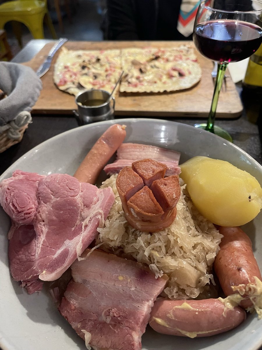era42561's tweet photo. L’ Epicurie 🍷🥩🥗 https://t.co/p8oDpKcrcx
