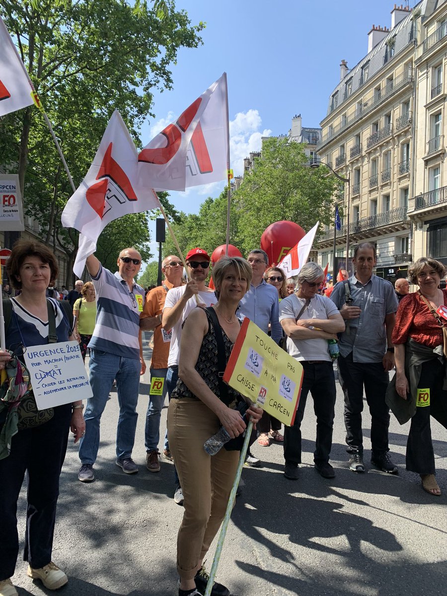 Les militants de la #fecfo présents dans le cortège parisien pour dire NON à une réforme injuste et inutile !
64 ans c’est NON !
Même pas en rêve Mr Macron !