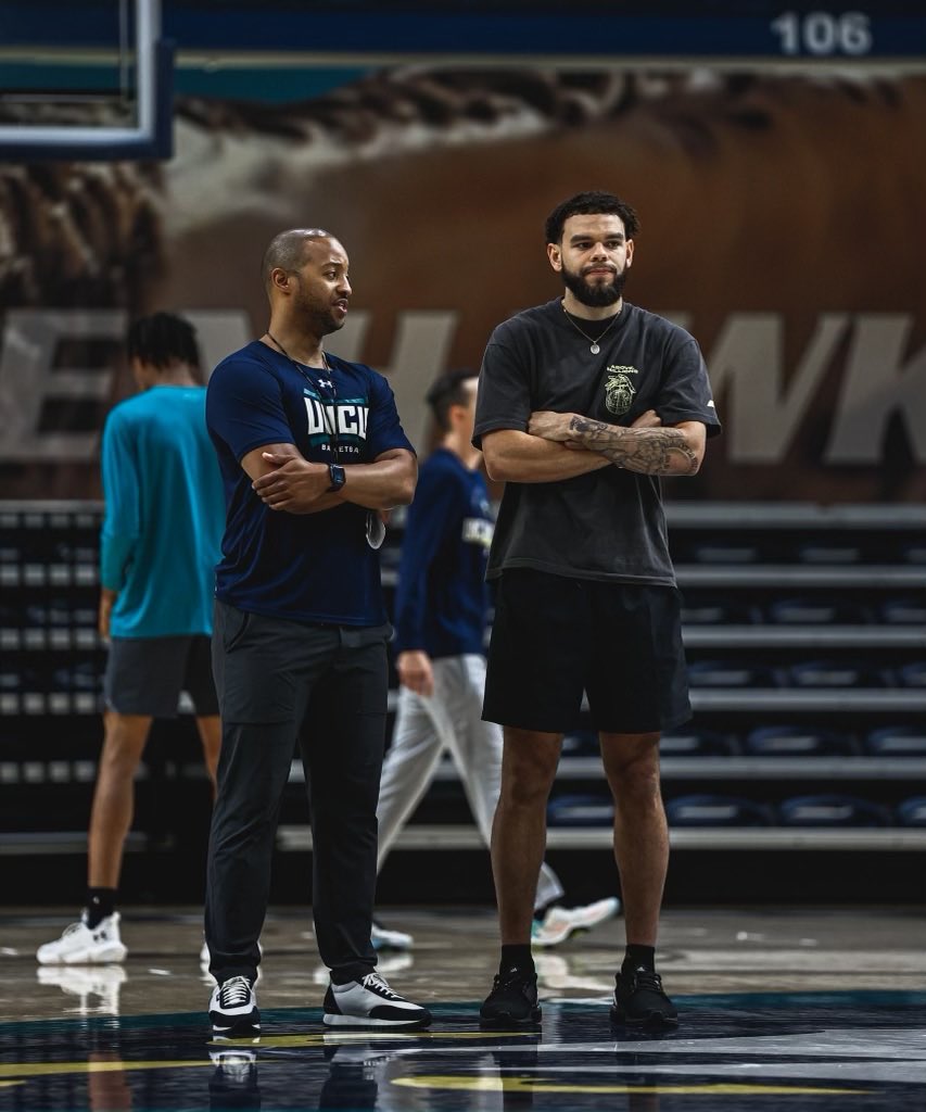 Fantastic to have two Seahawk greats back in the nest today. Welcome home ⁦@jaylen_sims⁩ and ⁦<a href="/JayFornes_/">Jaylen Fornes</a>⁩! 💪💪

📷 | Nathan Hovey

#HawkYeah #UNCW #UNCWAlumni ⁦<a href="/UNCWilmington/">UNCW</a>⁩