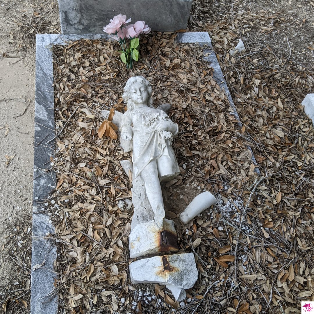 Schulenburg, TX cemetery. Broken statue for broken hearts.
#cemetery #cemeterylovers #cemeteryexplorers #cemeteries #cemeteriesandgraveyards #cemeteryphotography #cemeteryshots #texas #schulenburg #schulenburgtx #subscribeonyoutube #rootlessdestinations