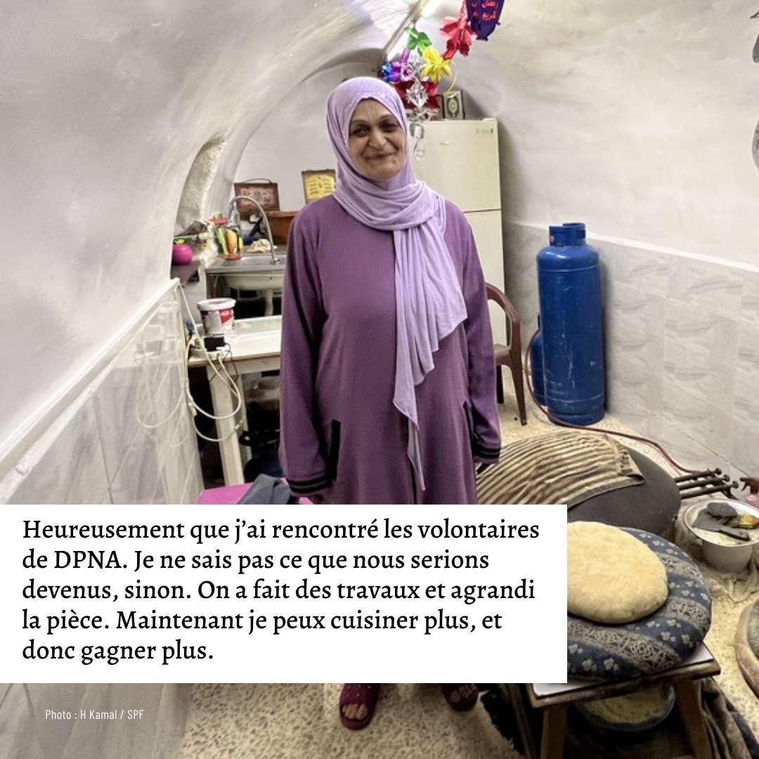 SecoursPop's tweet photo. #Trajectoire
À Saïda, Zahra cuisine nuit et jour pour pourvoir aux besoins de sa famille. Elle nous raconte son quotidien dans un #Liban ravagé par la crise économique, la pauvreté et le chômage de masse : https://t.co/w7xKJkWg9v Photos : #DPNA https://t.co/Yr7LajwBUH