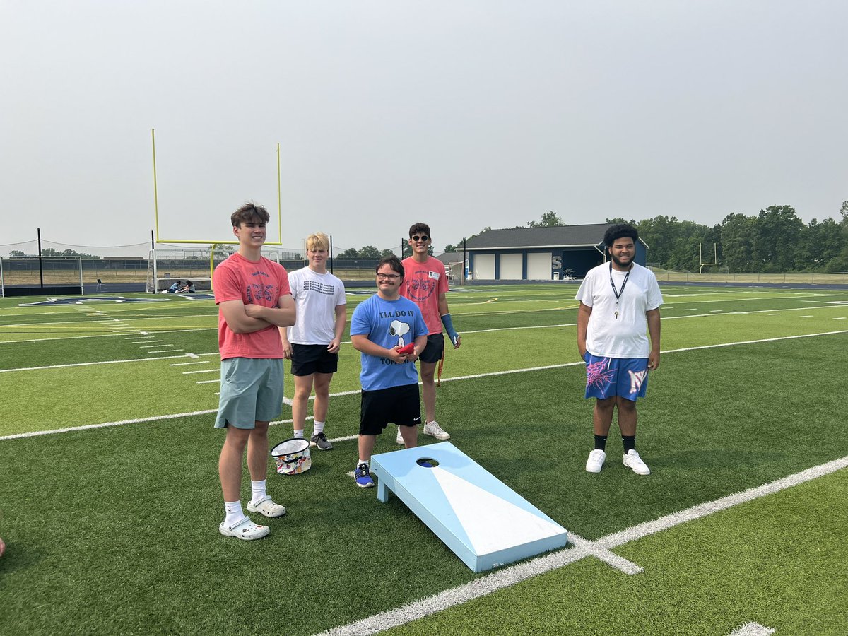 JenBarnard11's tweet photo. Fun Run in full swing- so great to see the students and staff come together for this event! @JamesRafko @deneenm12 @TheresaStager https://t.co/Oe4riIZE0l