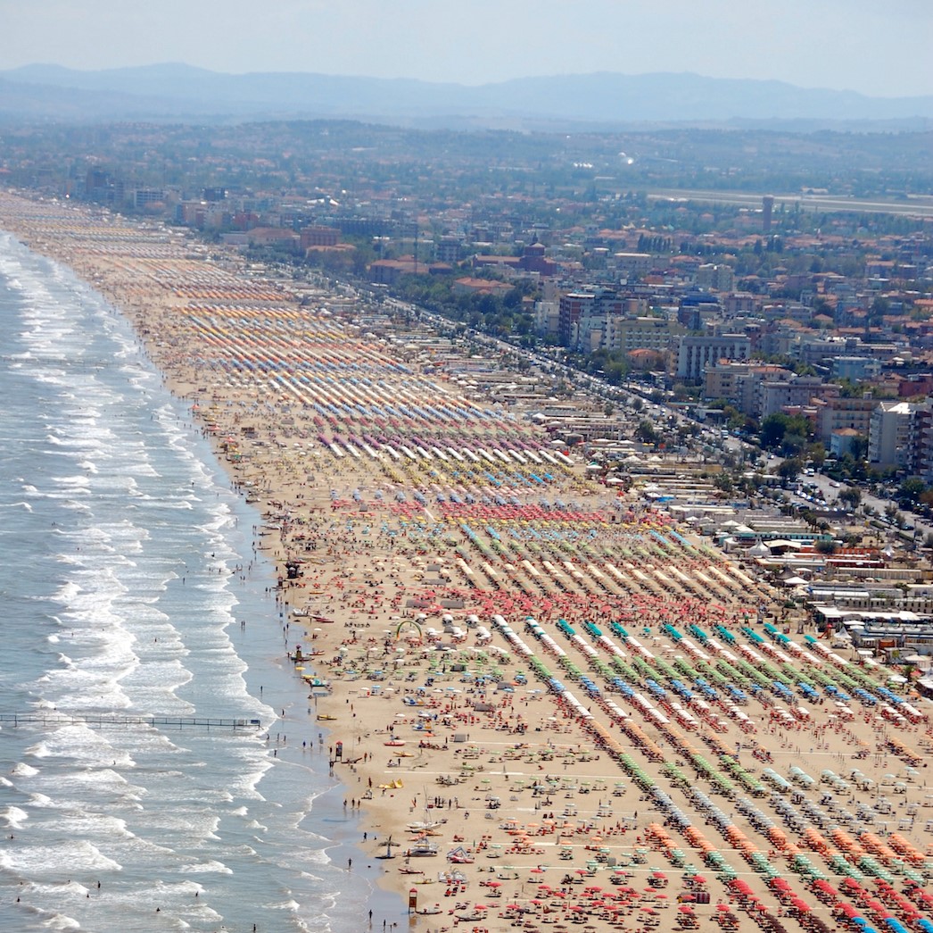 L’Emilia-Romagna vi aspetta!

Con l’ufficiale apertura della stagione balneare sulla Riviera Romagnola e il ripristino dei principali collegamenti viari, il calendario estivo della Riviera conferma tutti gli appuntamenti più attesi!

Tutte le info su: emiliaromagnaturismo.it/it